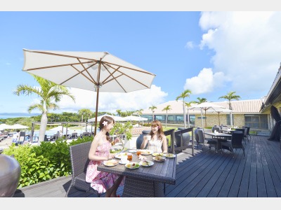 昼下がりのオープンカフェ＆バー