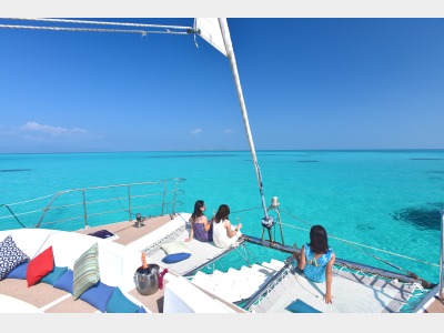 シーステーション｜大型クルーザーをベースにスノーケルや海上CAFEでの優雅なひとときをお楽しみいただけます