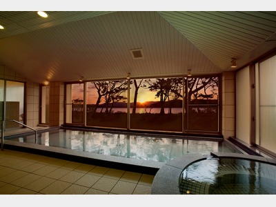 展望大浴場（西表島に沈む雄大な夕陽を臨む）