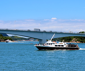 海を走る天草宝島ラインの写真