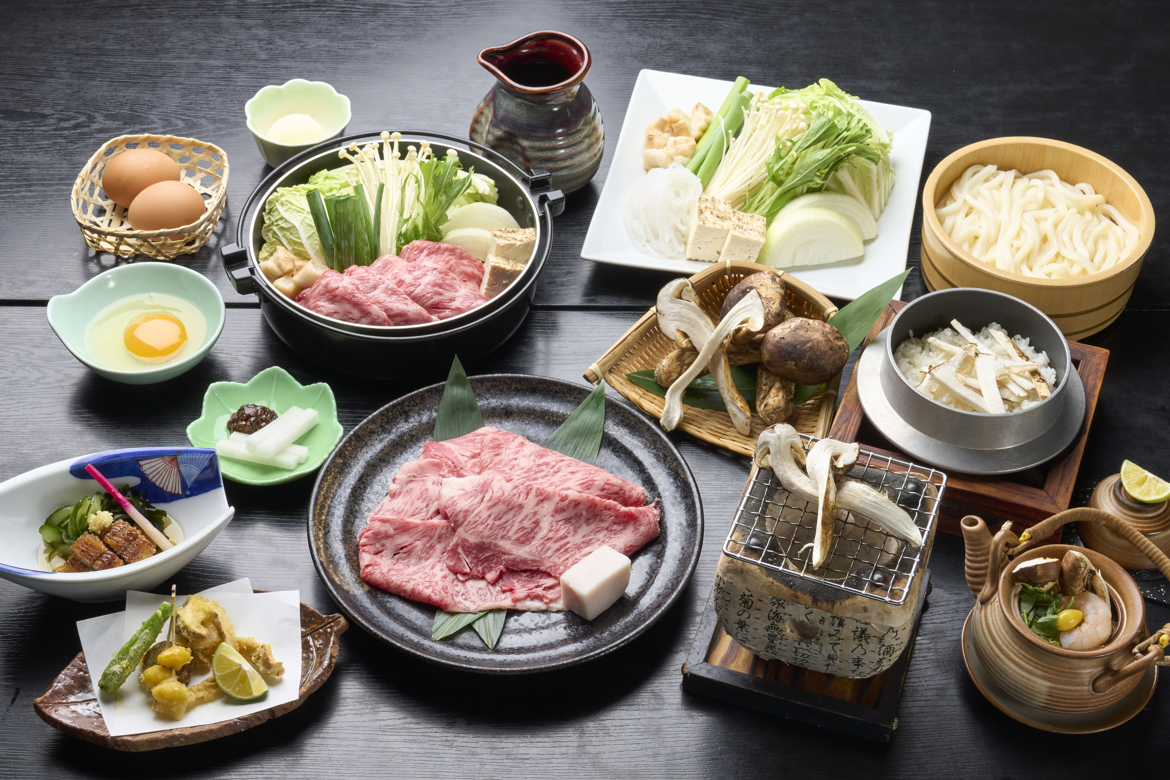 近江牛と松茸のすき焼き会席プラン［（おとな1人前（松茸と野菜は2人前）］※炭火焼コンロとすき焼き鍋は調理イメージ