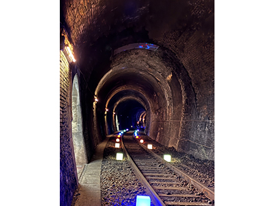 嵯峨野トロッコ「トロッコ嵐山駅」から営業線路内へ<br>トンネルアート＆鉄道土木遺産を軌道カートで約4.4km走るナイトツアー