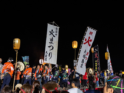 北陸最大規模約２万発のスターマインと大迫力の大かがり火の競演！<br> 特別招待席から見る「川北まつり北國大花火川北大会」2日間