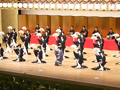 【2025年6月】金沢三茶屋街の金沢芸妓が織りなす豪華絢爛な大舞台<br>プラチナ席から見る「金沢おどり」日帰り
