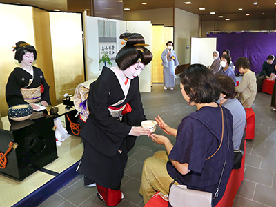 【2025年6月】金沢三茶屋街の金沢芸妓が織りなす豪華絢爛な大舞台<br>プラチナ席から見る「金沢おどり」日帰り
