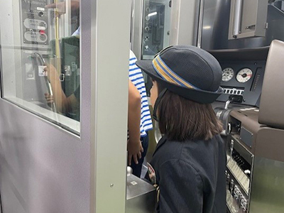【2025年6月】＜JR西日本尼崎駅・尼崎列車区＞<br>めったに見れない、駅のバックヤードツアーもついて、ワクワクの体験！ <br>集まれ！未来の運転士・車掌！電車のお仕事まるごと体験プラン！