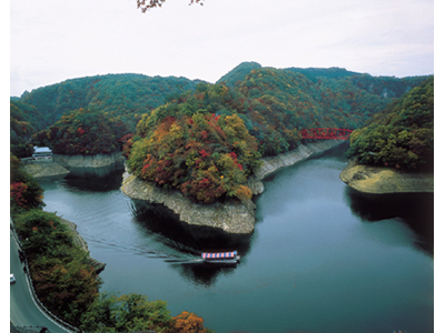【2025年8月】個人では行きにくい紅葉彩る光信寺と<br>紺碧の湖面に映える錦秋の絶景「帝釈峡クルーズ」日帰り
