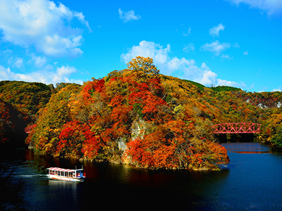 【2025年8月】個人では行きにくい紅葉彩る光信寺と<br>紺碧の湖面に映える錦秋の絶景「帝釈峡クルーズ」日帰り