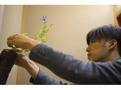 【2025年11月】華道家元池坊・池坊専宗氏によるいけばな披露<br> 560年の地層、美しさの素を辿って