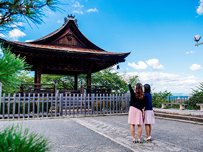 【2026年1月】tabiwaトラベルで貸切！三井寺「観月舞台」桜のリフレクション