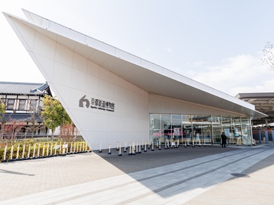 京都鉄道博物館開館10周年記念　おすすめ梅小路「出発進行」ツアー　～斉藤雪乃さんが京都鉄道博物館をご案内！～　日帰り