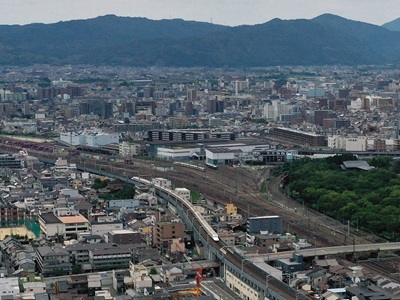 京都鉄道博物館開館10周年記念　おすすめ梅小路「出発進行」ツアー　～斉藤雪乃さんが京都鉄道博物館をご案内！～　日帰り