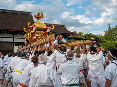 【2026年9月西の日】<第2回 京都駅ビル芸術祭 特別ツアー><br>菊の紋が入った神輿が仁和寺へ巡行<br>年に一度の神事を特別鑑賞 福王子神社「秋季大祭」 日帰り