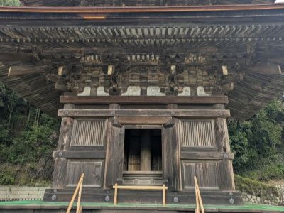 国宝・瑠璃光寺五重塔 秘仏を御開帳 静寂の特別拝観