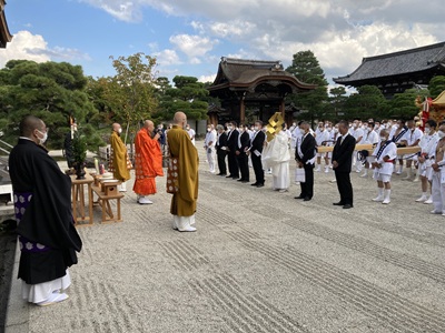 【2026年9月西の日】<第2回 京都駅ビル芸術祭 特別ツアー><br>菊の紋が入った神輿が仁和寺へ巡行<br>年に一度の神事を特別鑑賞 福王子神社「秋季大祭」 日帰り