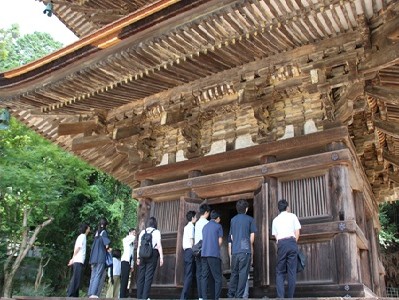 国宝・瑠璃光寺五重塔 秘仏を御開帳 静寂の特別拝観