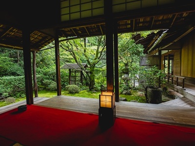 【2026年9月西の日】＜各日12名限定・第２回 京都駅ビル芸術祭 特別ツアー＞<br>京都・花園に佇む大本山妙心寺の塔頭寺院のひとつ<br>禅寺「桂春院」で閉門後特別拝観と茶室特別公開　日帰り