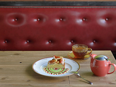 ＜cafe太陽ノ塔＞季節のフルーツタルトのケーキセット＆焼き菓子プレゼント