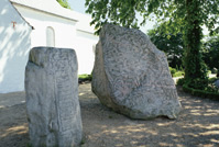 イェリング墳墓群、ルーン文字石碑群と教会
