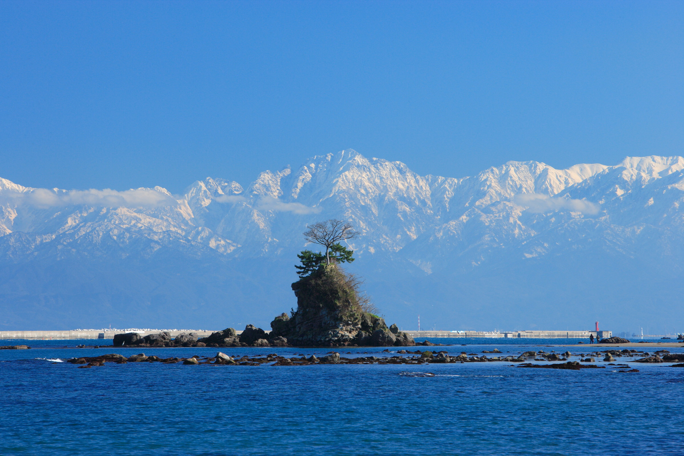 富山湾越しに望む立山連峰