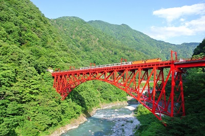 トロッコ電車で黒部峡谷の「涼」を体感