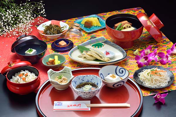 琉球料理と琉球舞踊　四つ竹　久米店