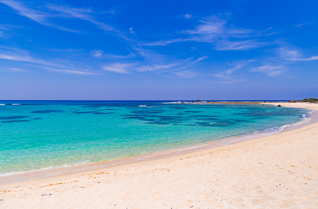 【厳選】きれいな海と白い砂浜！夏を感じる日本全国の絶景ビーチ20選 Tripa(トリパ)｜旅のプロがお届けする旅行に役立つ情報