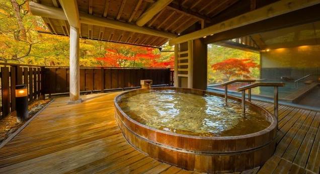 これぞ秋の贅沢旅！露天風呂で紅葉を見ながら楽しめる温泉旅館