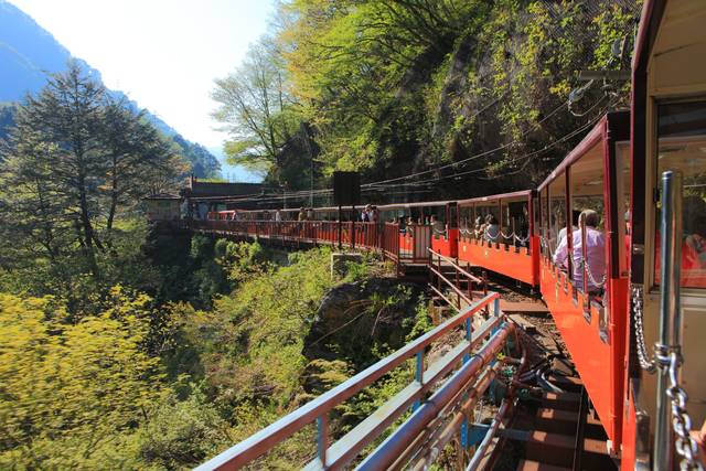 紅葉シーズンに訪れるならここ 絶景の黒部峡谷トロッコ電車 Tripa トリパ 旅のプロがお届けする旅行に役立つ情報