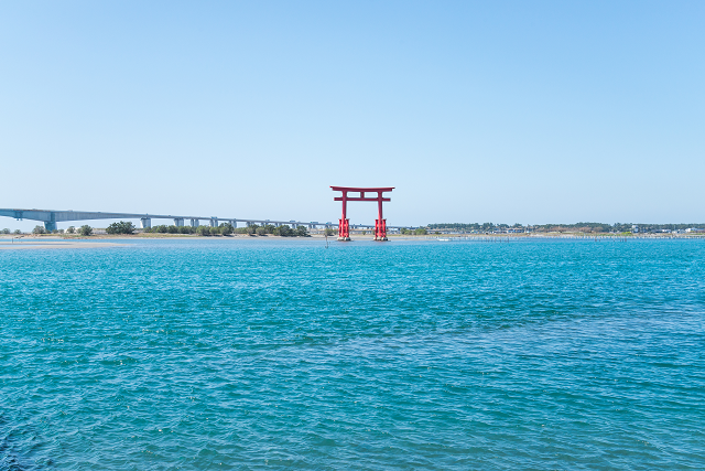 浜名湖に建つ赤い鳥居