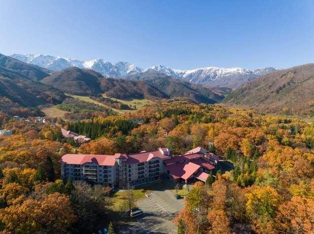 和田野の森の紅葉につつまれる秋の白馬東急ホテル