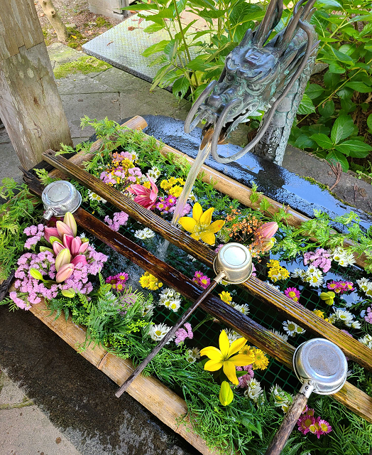 花手水 って知ってる 新潟県乙宝寺で花手水作り体験してみた Tripa トリパ 旅のプロがお届けする旅行に役立つ情報