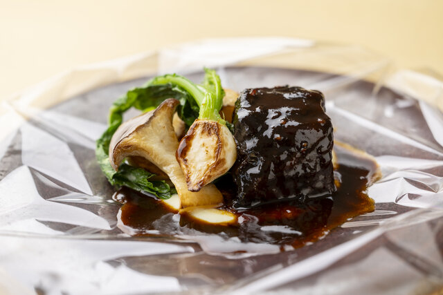 ■4品目 和牛頬肉のパピオット ~上野焼を感じながら~...