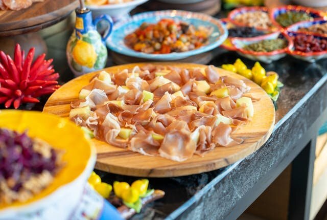 選べるメイン&約40種類のディナービュッフェ