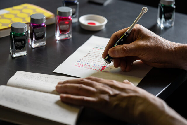 色写経室「インクの創色と文学作品の写書き」