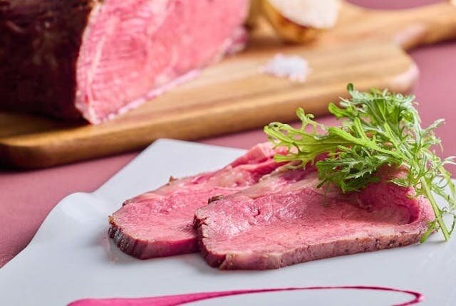 自慢のローストビーフや生パスタ、スイーツ等