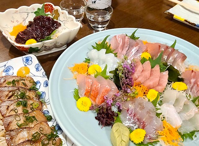 刺身盛り合わせと鯨の刺身