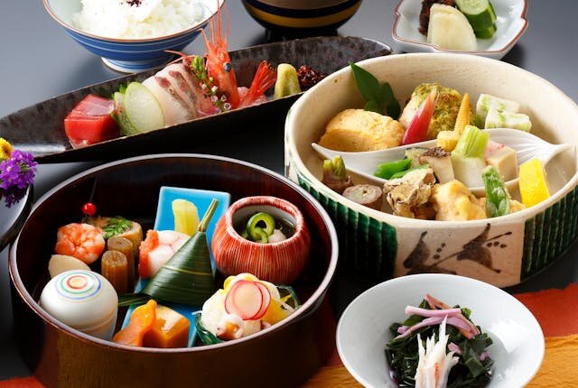 【お弁当「織部」】人気!お造り&治部煮付の贅沢2段弁当