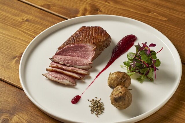 鴨肉のロティ ローズヒップソース 3,850円(税込)