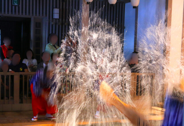 1階席入って右付近の席からの湯しぶき ※他は1階席前列...