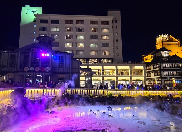 夜の湯畑と「ホテル一井」