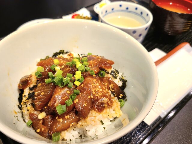 松浦港発 天然ぶりの漬け丼