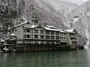 長野・富山が全国に誇る秘湯と秘境へ！乗鞍岳に抱かれた野趣あふれる白濁の「白骨温泉」と船でしか行けない一軒宿「大牧温泉」　3日間