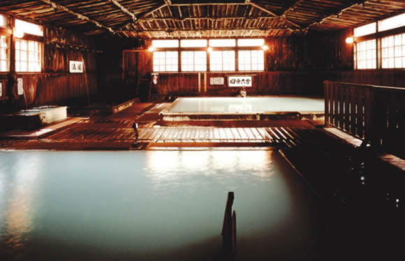 みちのくの秘湯めぐり「酸ヶ湯温泉」千人風呂と「新玉川温泉」　プチ湯治「乳頭温泉郷　妙乃湯」ゆったり雪見風呂　3日間