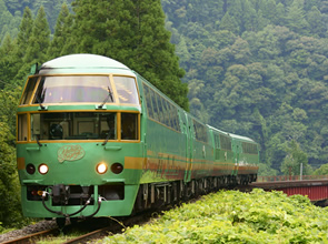 人気の観光列車「ゆふいんの森」で行く　由布院・黒川」・別府　九州３大名湯めぐり　３日間