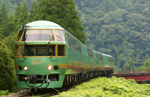 人気の観光列車「ゆふいんの森」で行く　由布院・黒川」・別府　九州３大名湯めぐり　３日間