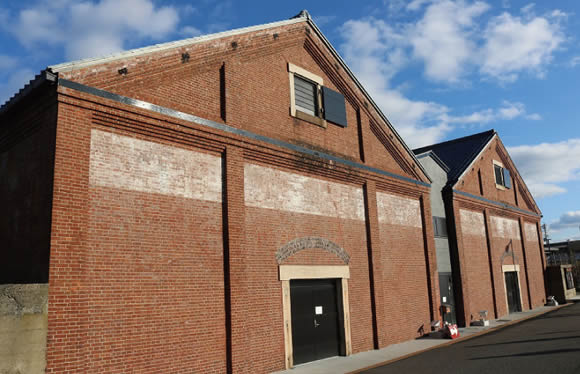 名勝三方五湖・水月湖を望むホテルでご昼食　冬の味覚「ふぐ」とノスタルジックな敦賀赤レンガ倉庫　日帰り