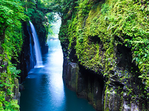 絶景の高千穂峡と九州を代表する温泉地由布院　２日間