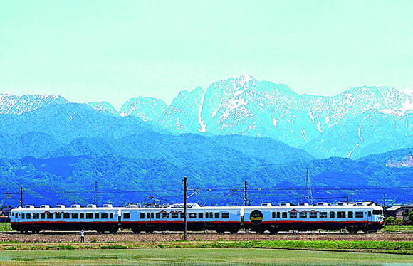 秋の「兼六園」「五箇山菅沼合掌造り」と「一万三千尺物語」に乗車する２日間