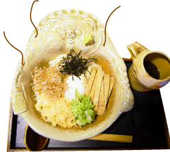 狸の器に入った自家製うどん